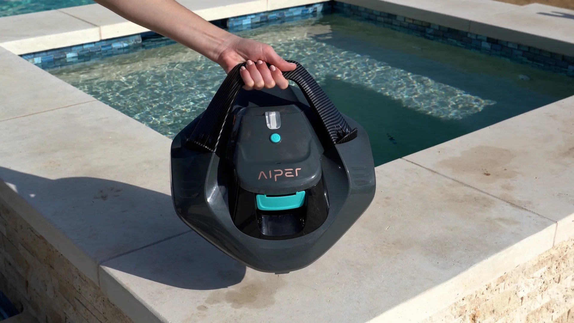نمای جلوی ربات استخرشور Aiper Seagull SE با طراحی مدرن.